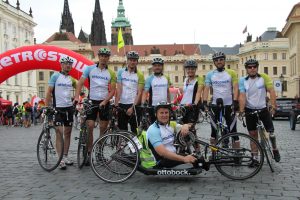 Ottobock tým se startovní horečkou na Hradčanském náměstí v Praze (Igor, Tomáš, Michal, Pavel, Hanka, Honza, Pavel a Erik)