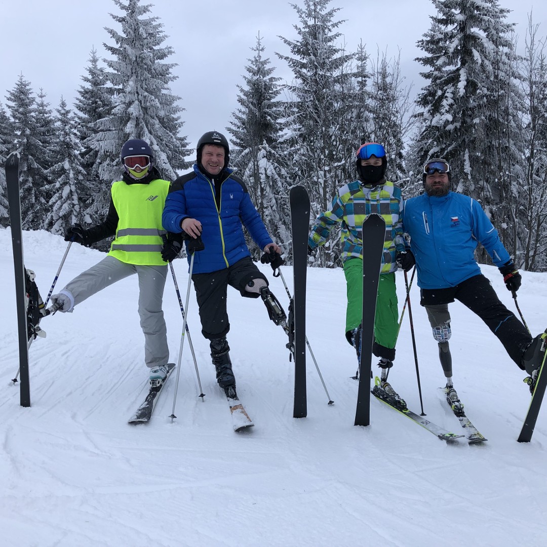 Terka, Petr, Jakub a Aleš testují lyžařskou protézu ProCarve